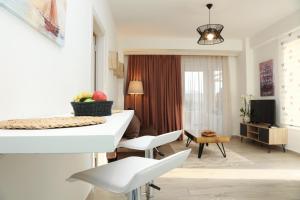 伊拉克里萨Steleni Seaside Apartments的客厅配有白色的桌子和椅子