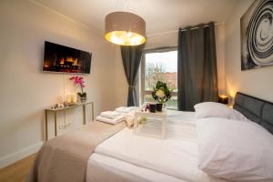 格但斯克Maya's Flats & Resorts - River View的卧室设有一张白色大床和一扇窗户。