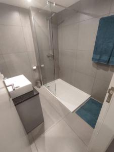 丰沙尔Atlantic Blue I的带淋浴和盥洗盆的白色浴室