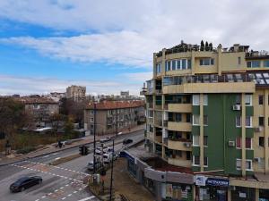 帕扎尔吉克City Apartments 1的一座建筑,上面的人坐在街道上
