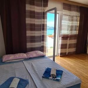 特罗吉尔Apartmani Gizela的一间卧室设有一张床,享有海景