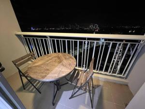 努沙再也Teega Suites #2203 Puteri Harbour Iskandar Puteri的美景阳台配有一张桌子和两把椅子
