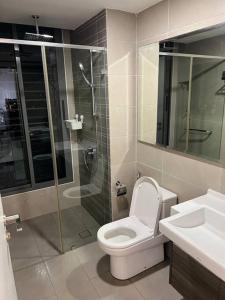 努沙再也Teega Suites #2203 Puteri Harbour Iskandar Puteri的带淋浴、卫生间和盥洗盆的浴室