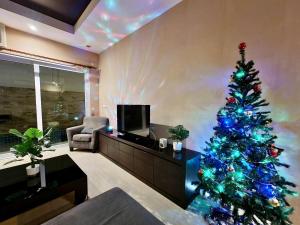 乔木提恩海滩Tinker Bell Pool Villa的客厅里设有圣诞树的客厅