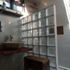 斯普希尔Eco Aldea kinich Ahau的一间带水槽和玻璃墙的浴室