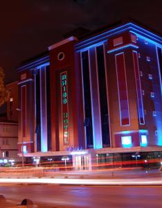 伊斯坦布尔博斯坦斯西斯酒店的上面有蓝色和白色的灯光