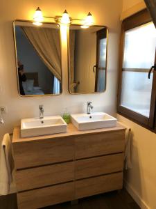 乌贝达La Charola的一间带两个盥洗盆和大镜子的浴室