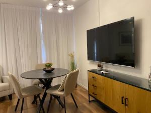 海法דירת בוטיק Dnine7的客厅配有桌子和平面电视。