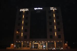 吉赞Delta Hotel Suites的一座建筑物,上面有夜间标志