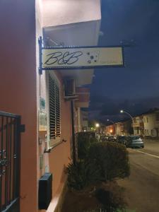 卡尔博尼亚B&b Paolo e Daniela的夜间建筑物一侧的标志