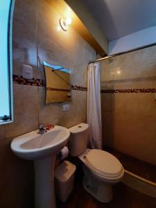 阿亚库乔Hostal Don Cristobal的浴室配有白色卫生间和盥洗盆。