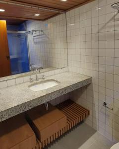 萨尔瓦多Sol Vicitoria Marina的一间带水槽和镜子的浴室