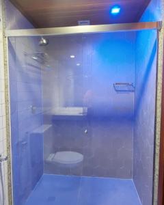 萨尔瓦多Sol Vicitoria Marina的浴室设有玻璃淋浴间和卫生间