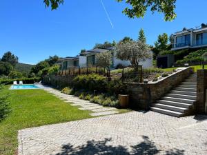 卡什塔涅拉德佩拉Turismo Natureza Villa Rio的一个带楼梯和游泳池的花园