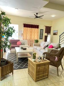 TuaranPVS Kinabalu的客厅配有沙发和桌子