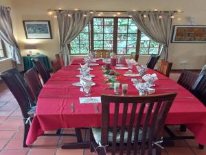 MtubatubaMarula Gardens的一张长桌,上面有红色的桌布