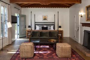 棕榈泉卡萨科迪酒店的客厅配有沙发和1张床