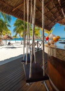 坎昆InterContinental Presidente Cancun Resort的海滩上带椅子和遮阳伞的度假甲板