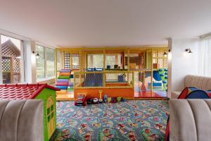 亚布卢尼齐亚Highland的客厅设有游戏室和玩具屋