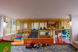 亚布卢尼齐亚Highland的一间设有游戏室的房间,配有游戏套件