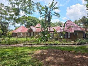 MtubatubaMarula Gardens的院子里有红色屋顶的房子