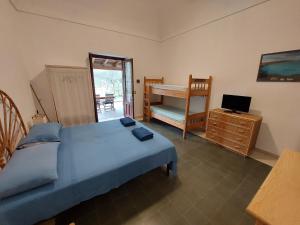 法维尼亚纳Casa Gelsomino的一间卧室配有一张床、一把椅子和一张书桌