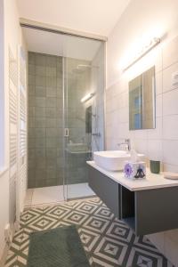 马里博尔Vila Krista的带浴缸、水槽和淋浴的浴室