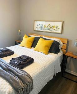 HamiltonThe Delores - 2 Bedroom Apt in Quilt Town, USA的一间卧室配有一张带黄色和黑色枕头的床
