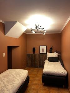斯塔沃洛Sofiya Apartment的一间卧室配有两张床和吊灯。