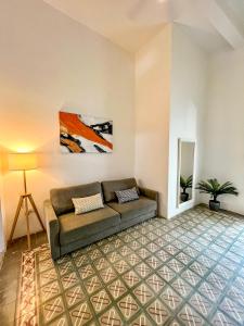 圣胡安Nando's Place的客厅配有沙发和墙上的绘画