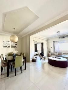 布宜诺斯艾利斯Recoleta Luxury Apartment的客厅配有桌子和沙发