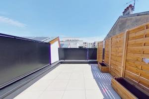 维勒班Le Flachet - Climatisation - Wifi的从带阳台的建筑屋顶上可欣赏到风景