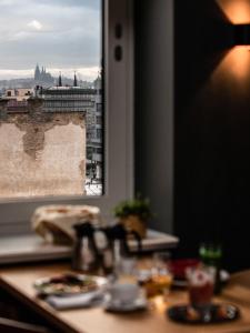 布拉格The Viaduct - Suites & More的一张桌子,从窗口可欣赏到城市美景
