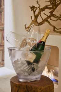 圣马力诺One Suite的玻璃碗,带两杯酒杯和一瓶香槟