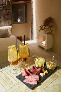 圣马力诺One Suite的一张桌子,上面放着两杯果汁和食物