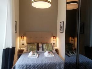 那不勒斯Napoli Mariana Luxury的一间卧室配有一张床,上面有两条毛巾
