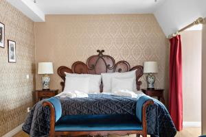 厄斯特松德贝斯特韦斯特老剧院酒店的一间卧室配有床和红色窗帘