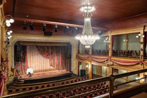 厄斯特松德贝斯特韦斯特老剧院酒店的剧院的礼堂,带大窗帘