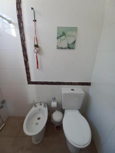 波特雷罗德洛斯弗内斯Hostería Los Naranjos的白色的浴室设有卫生间和坐浴盆。