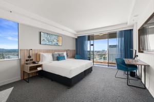 黄金海岸冲浪者天堂皇冠假日酒店的配有一张床和一张书桌的酒店客房