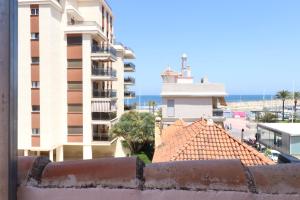 洛斯马蒂雷斯201 I Posada del Mar I Encantador hostel en la playa de Gandia的从大楼欣赏海滩美景