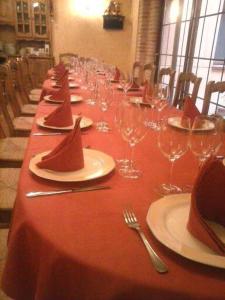 Cedillo de la TorreHotel Rural El Museo的长桌,上面有酒杯和餐巾
