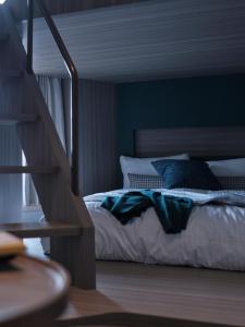 东京FAV TOKYO Nishinippori的一间卧室配有一张蓝色墙壁和楼梯的床。