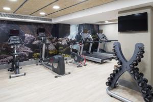 巴塞罗那加泰罗尼亚雅典酒店的健身房设有数台跑步机和平面电视