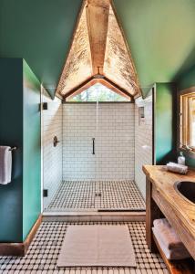 Big IndianUrban Cowboy Lodge的带淋浴和盥洗盆的浴室