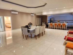 伊瓜苏港El Olimpo的用餐室以及带桌椅的起居室。