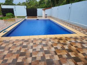伊瓜苏港El Olimpo的后院的游泳池,铺有瓷砖地板