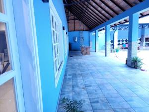 伊瓜苏港El Olimpo的蓝色墙壁的建筑的空走廊