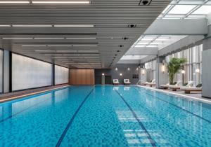 深圳深圳前海JEN酒店,近前海石公园，2400平米健身中心的一座带天花板的大型游泳池