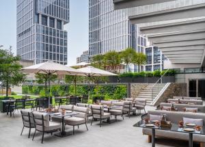 深圳深圳前海JEN酒店,近前海石公园，2400平米健身中心的一个带桌椅的庭院和建筑